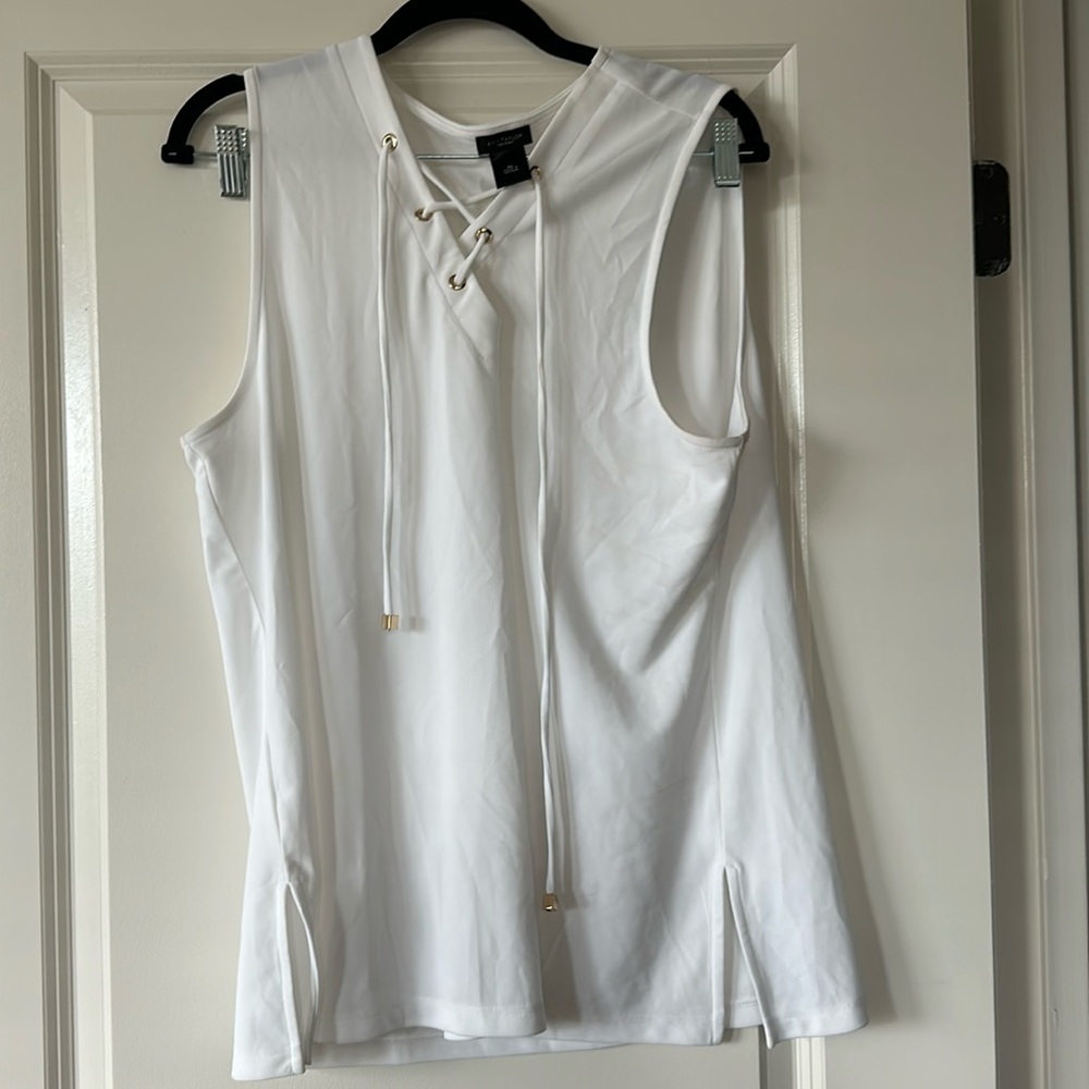 Never worn⭐️ sleeveless summer top with cross detail